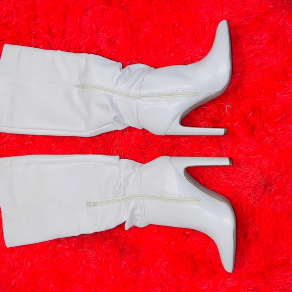 Tons of women’s heels. - Picture 11 of 14